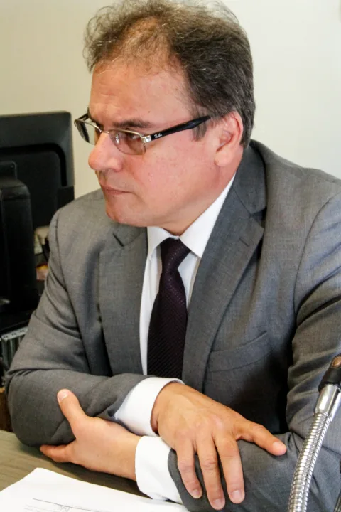 GARANTIAS - Para Eduíno Brito, que propôs debate sobre licitações na Alepe, nova legislação poderá evitar atrasos e aditivos. Foto: Jarbas Araújo