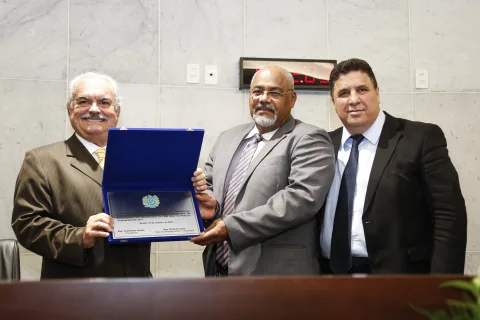 CERIMÔNIA - A solenidade foi proposta pelo deputado Ricardo Costa e presidida por Cleiton Collins. Foto: Kerol Correia