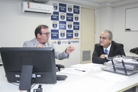 VISITA - Presidente da Frente Parlamentar de Combate aos Crimes Cibernéticos, Aluísio Lessa, conheceu trabalho do delegado titular da área, Derivaldo Falcão. Foto: Sabrina Nóbrega