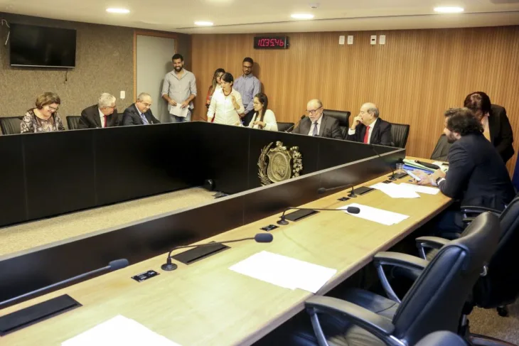 DISCUSSÃO - Com dois votos contrários, o parecer acompanhou o entendimento do Governo, que ainda será apreciado em Plenário. Foto: Sabrina Nóbrega
