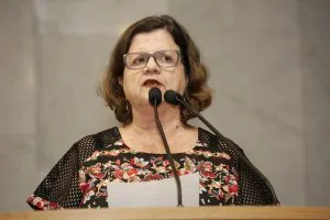 DOCUMENTO - Teresa Leitão leu carta-manifesto entregue por líderes indígenas. Foto: Roberto Soares