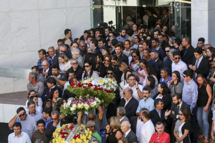 HOMENAGEM - Ao longo do dia, presidente foi velado na sede do Legislativo. Parentes, políticos, amigos e servidores da Alepe deram adeus ao parlamentar. Foto: Breno Laprovitera