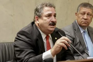 INICIATIVA - "Precisamos estar atentos para o que possa prejudicar os municípios menores do Estado”, disse o presidente da Casa, Eriberto Medeiros. Foto: Alepe