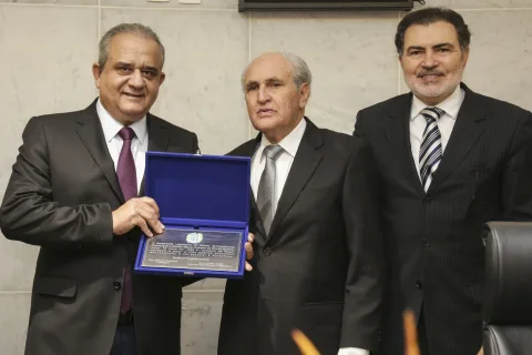 HOMENAGEM - Serviços prestados por Márcio Quirino ao município foram ressaltados em Reunião Solene proposta por Aluísio Lessa e presidida por Tony Gel. Foto: Alepe