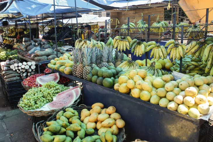 Foto de frutas à venda no Mercado da Encruzilhada, no Recife.