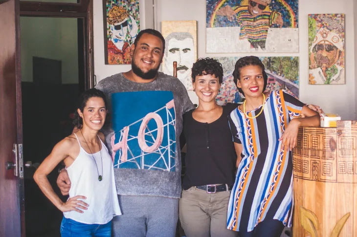 Foto mostra quatro pessoas, sendo três mulheres e um homem, no ambiente do restaurante Vegostices.