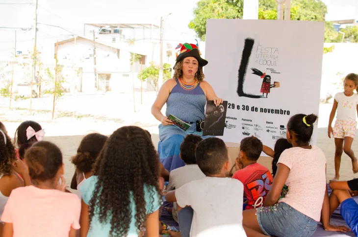 EVENTO - Debaixo de uma lona, a professora Erica Montenegro reuniu crianças para escutar a história de Barba Azul. Foto:
