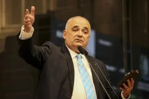 CRÍTICA - Deputado frisou que 295 dessas obras são de responsabilidade do Governo de Pernambuco, representando um montante de R$ 4,28 bilhões. Foto: Roberto Soares