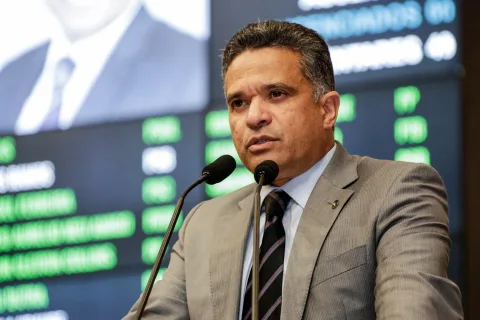CRÍTICA - William Brigido citou os casos de doente que não tinha curativo trocado há três dias e de enfermeira que compra remédio para pacientes. Foto: Roberto Soares