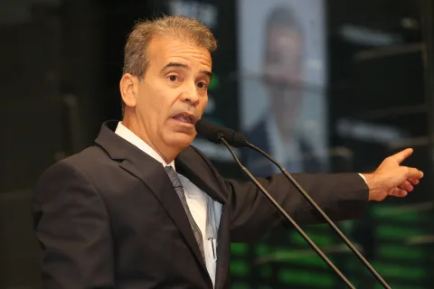 PREJUÍZO - Deputado argumentou que Pernambuco investiu recursos na ampliação da estrutura, mas não será beneficiado com a concessão. Foto: Roberto Soares