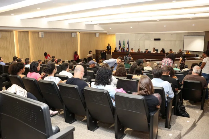 QUEIXAS - Participantes da audiência pública reclamaram sobre o tratamento que vêm recebendo da Prefeitura do Recife e do prazo estipulado para que deixem o imóvel. Foto: Alepe