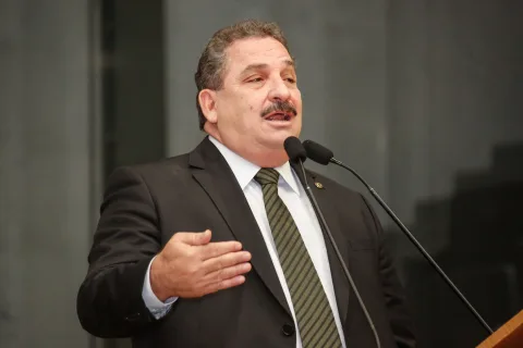 DEMOCRACIA - “Compartilhamos com esses servidores a tarefa de criar leis, fiscalizar o Poder Executivo e representar o povo.” Foto: Roberto Soares