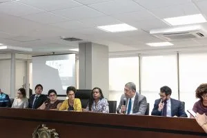 DEBATE - Encontro teve a participação de representantes de órgãos públicos e da sociedade civil. Foto> Evane Manço