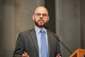 MUTIRÃO - Romero Sales Filho destacou trabalho de limpeza das praias feito no fim de semana pela Prefeitura do Ipojuca, com a ajuda de voluntários. Foto: Roberto Soares