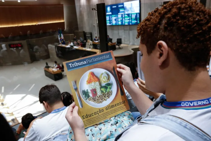 JORNAL - Tribuna Parlamentar revela relíquias do acervo histórico da Assembleia e atualiza a população sobre normas recém-aprovadas. Foto: Roberta Guimarães