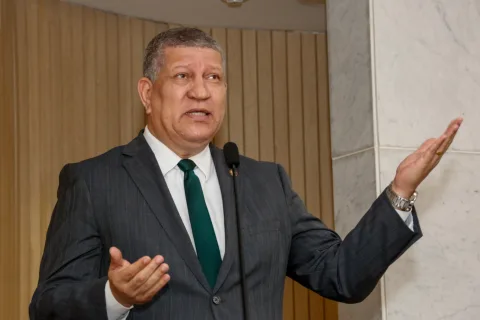 ISALTINO - “Foram distribuídas 59% das camisas e, até o final deste mês, todas escolas do Estado farão essa entrega.” Foto: Roberto Soares