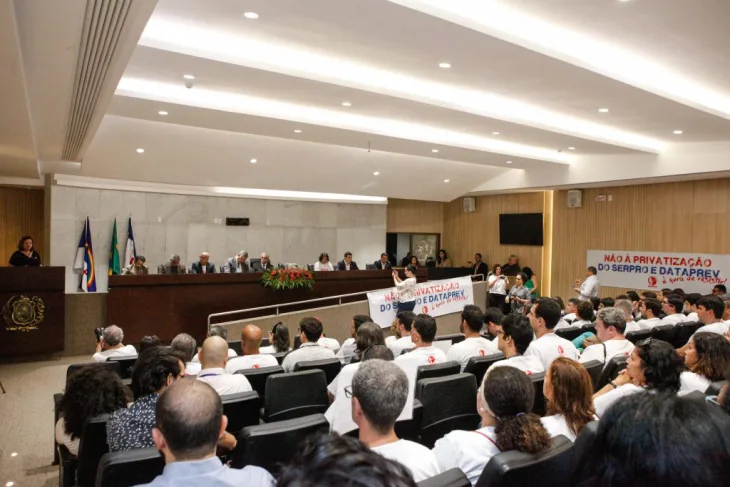 DEBATE - Preocupação foi apresentada durante audiência pública promovida pela Comissão de Administração. Parlamentares estaduais e federais ouviram relatos de empregados das duas instituições. Foto: Evane Manço