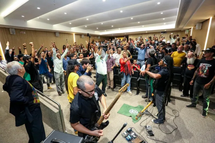 HOMENAGEM - Em agosto, Alepe fez Reunião Solene para celebrar 30 anos da banda Devotos. Foto: Jarbas Araújo