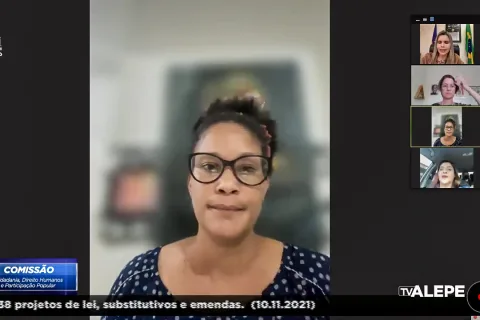 Foto de deputada falando em reunião remota da comissão