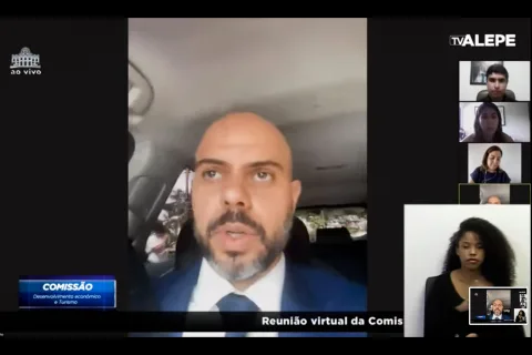 Foto de deputado falando em reunião remota da comissão