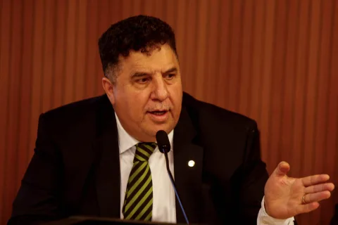 Deputado fala ao microfone no Plenarinho