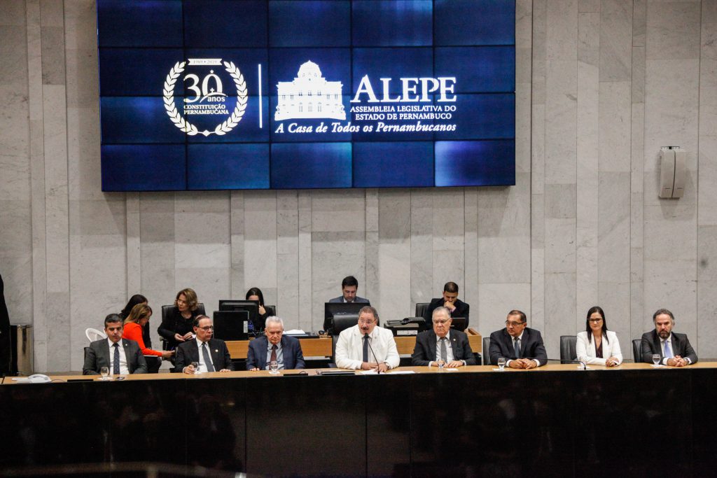 RESPONSABILIDADE - Para Eriberto Medeiros, os 57 constituintes “escreveram, para sempre, seus nomes na história de Pernambuco”. Foto: Breno Laprovitera