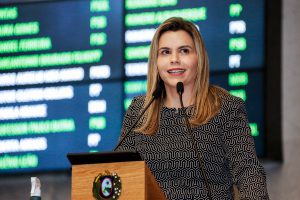 Foto de deputada falando na tribuna da Alepe