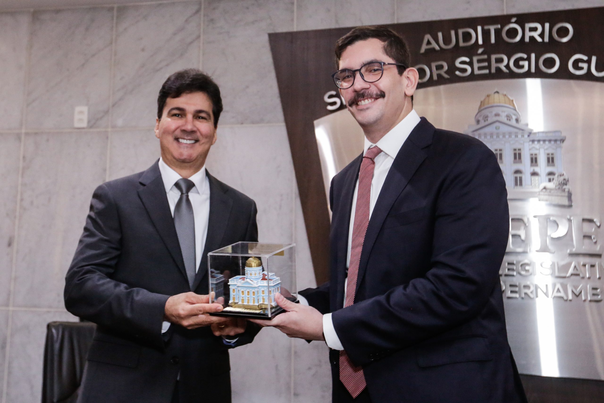 Desembargador Isaías Andrade Lins Neto recebe cidadania pernambucana