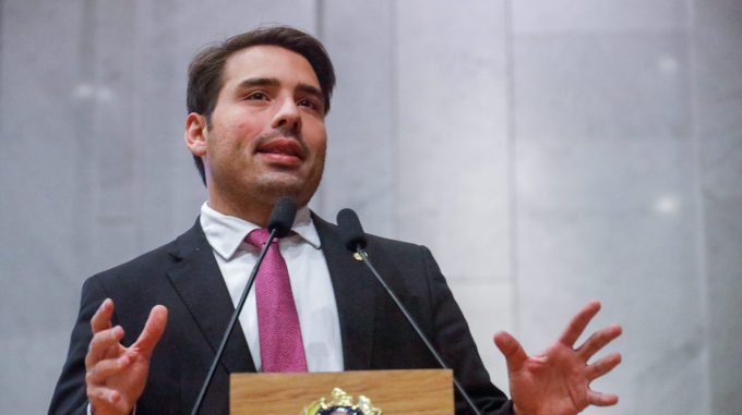 Pronunciamentos sobre saúde marcam reunião plenária