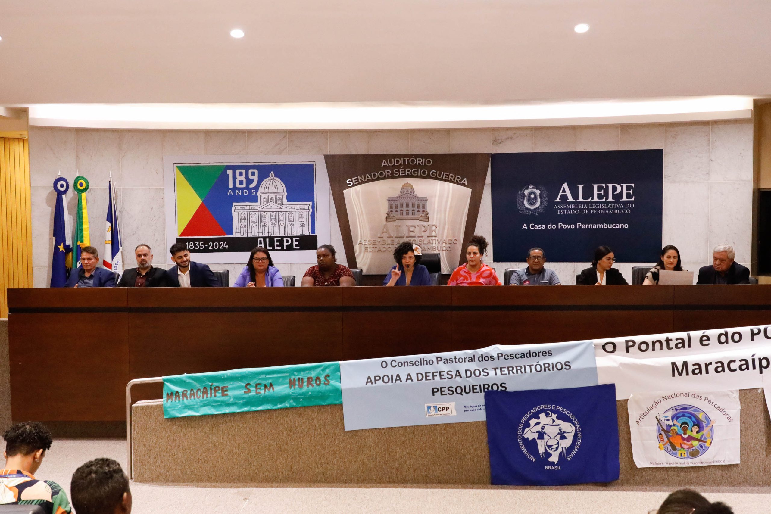 Audiência comemora fim de muro em Maracaípe