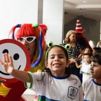 CRECHE - As crianças foram recebidas pelos arte-educadores da Turma do Fom Fom, do Detran. Foto: Paulo André