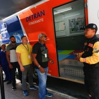 ATENDIMENTO - Em veículos estacionados à frente do edifício Miguel Arraes, servidores puderam acessar serviços do Detran. Foto: Paulo André