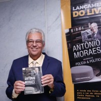 AUTÓGRAFO - O deputado recebeu autoridades, amigos e familiares no hall do Auditório Sérgio Guerra. Foto: Roberto Soares