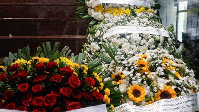 RECONHECIMENTO - Parlamentar recebeu homenagens de diversas entidades pública e privadas, além de movimentos da sociedade civil. Foto: Nando Chiappetta Coroas de flores em homenagem ao deputado Waldemar Borges na escadaria do Edifício Miguel Arraes de Alencar.